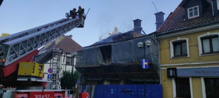 Odrestaurują spalony budynek na star&oacute;wce