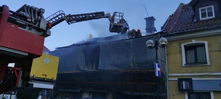 Pożar budynku na star&oacute;wce. Zawaliła się ściana podczas akcji gaśniczej