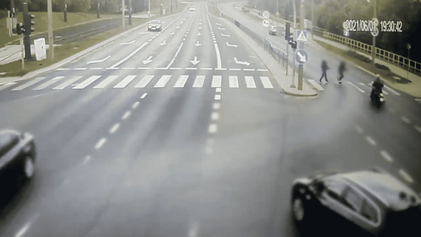Pojawiło się nowe nagranie z potrącenia pieszego przez motocyklistę. Wideo z ITS potrącenie Kętrzyn, Wiadomości