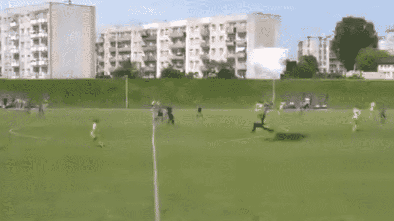 Spadochroniarz wylądował awaryjnie na boisku. Został ukarany żółtą kartką