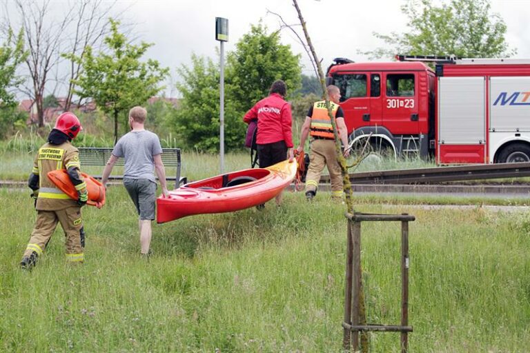 Akcja ratunkowa na Łynie. Wywr&oacute;cił się kajak, kt&oacute;rym płynęły starsze osoby