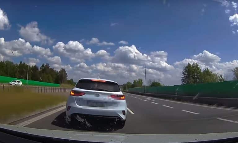 Kontrola prędkości i ostre hamowanie na dwupasmówce