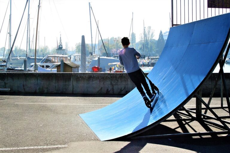 14-latek skakał do wody na hulajnodze. Niedługo stanie przed sądem