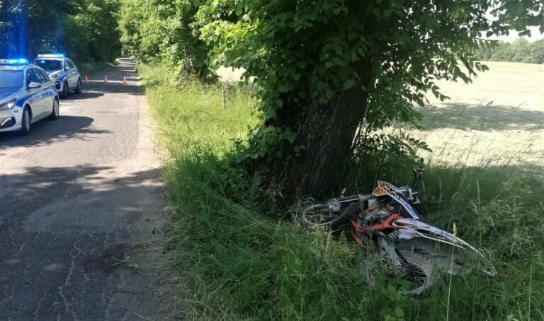 Jadąc motocyklem crossowym zderzył się z samochodem, a potem uderzył w drzewo