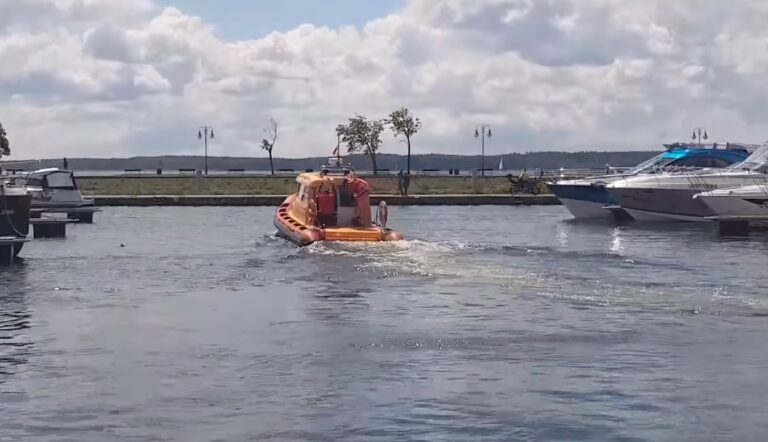 Silny wiatr na Mazurach. Zatonęła żaglówka