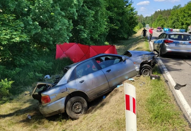 28-letni kierowca Audi zginął po zderzeniu czołowym z ciężarówką wypadek Wiadomości, Szczytno, zPAP
