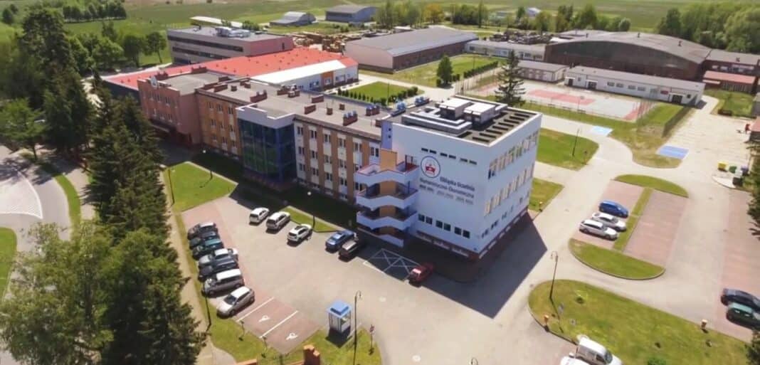 Widok na budynek Elbląskiej Uczelni Humanistyczno-Ekonomicznej z lotu ptaka.