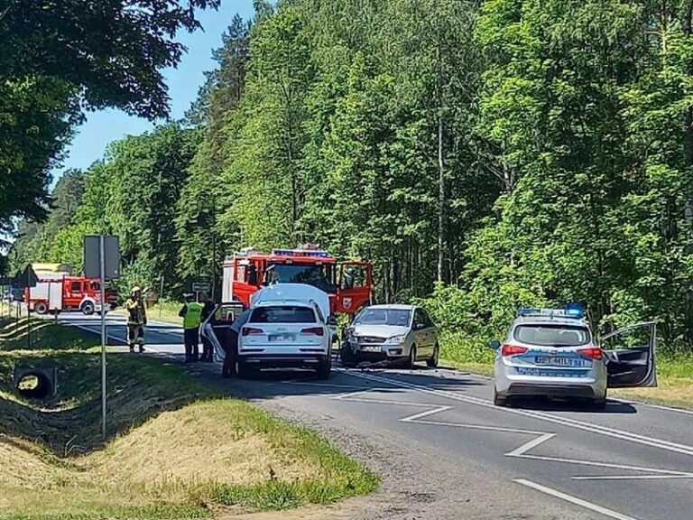 Kierowca zapatrzył się na znak. Uderzył w samochód z dziećmi