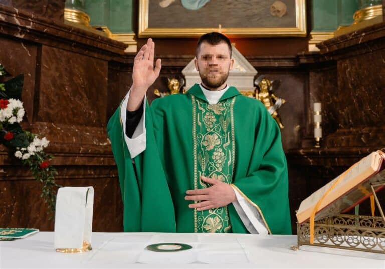 Odprawiono msze o unicestwienie wież 5G. Proboszcz: więcej takich modlitw nie będzie