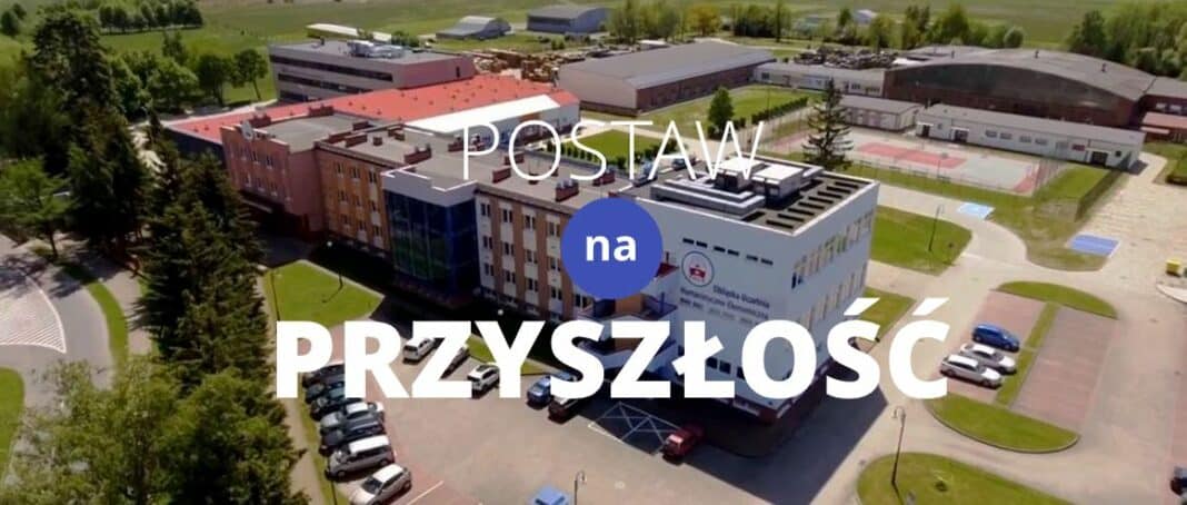 Widok na Elbląską Uczelnię Humanistyczno-Ekonomiczną z lotu ptaka.