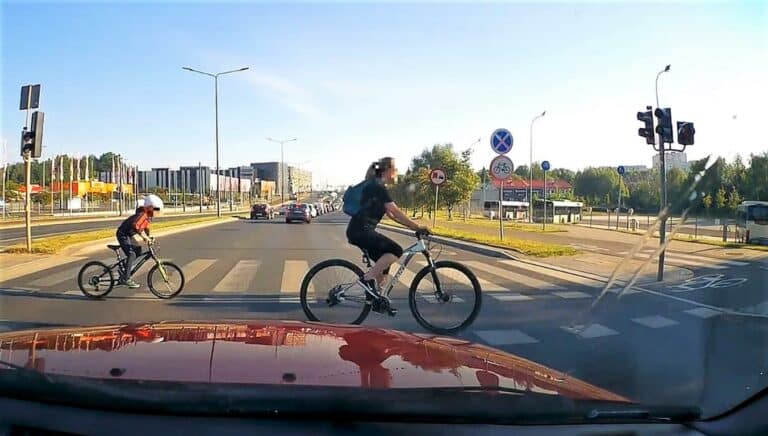 O mało nie potrącił kobiety z dzieckiem. Pędził buspasem przy Galerii Warmińskiej