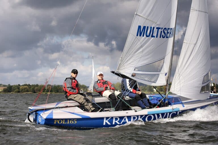 Turyści spędzają długi weekend na jeziorach, tłok jak w szczycie wakacji