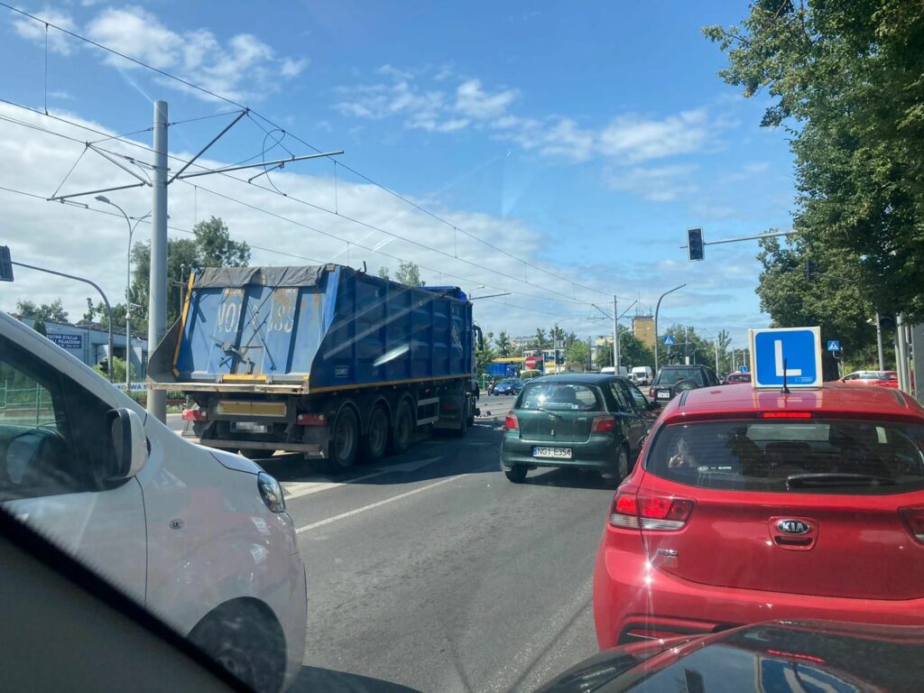 Ciężarówka zderzyła się z busem przewożącym osiem osób wypadek Wiadomości, Olsztyn