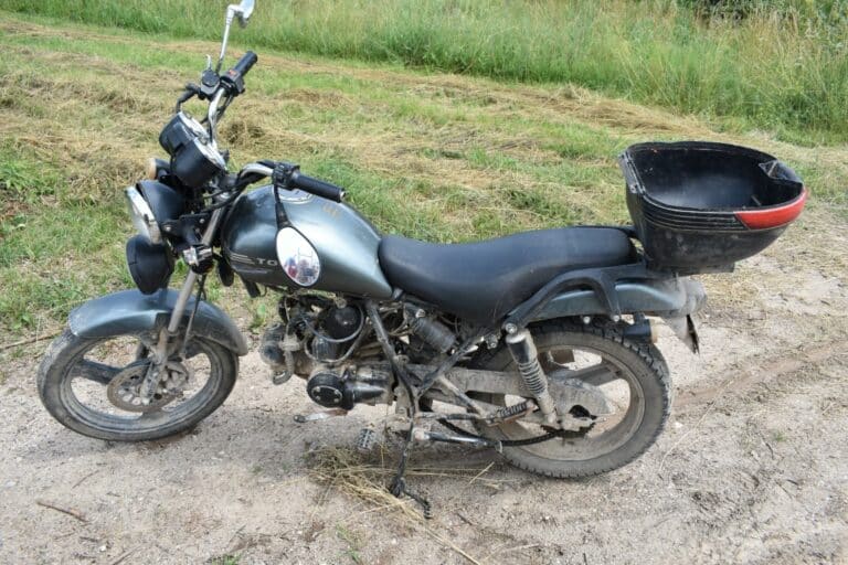 Nastolatkowie wjechali motorowerem w barierkę. W ciężkim stanie trafili do szpitala