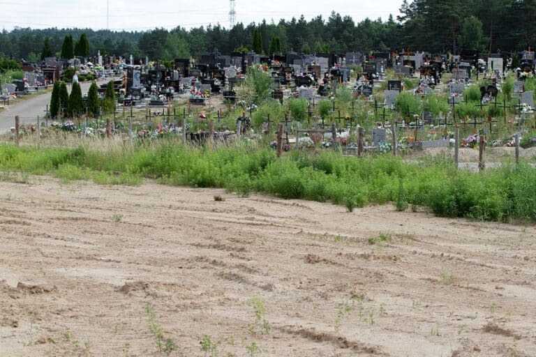 Cmentarze w Olsztynie wciąż zwiększają liczbę miejsc poch&oacute;wku