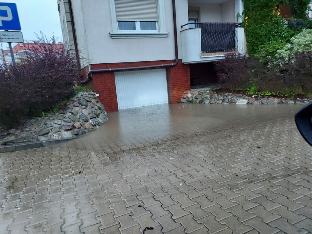 Olsztyn zalany. Nieprzejezdne ulice. Policja wstrzymuje ruch Wiadomości, Olsztyn