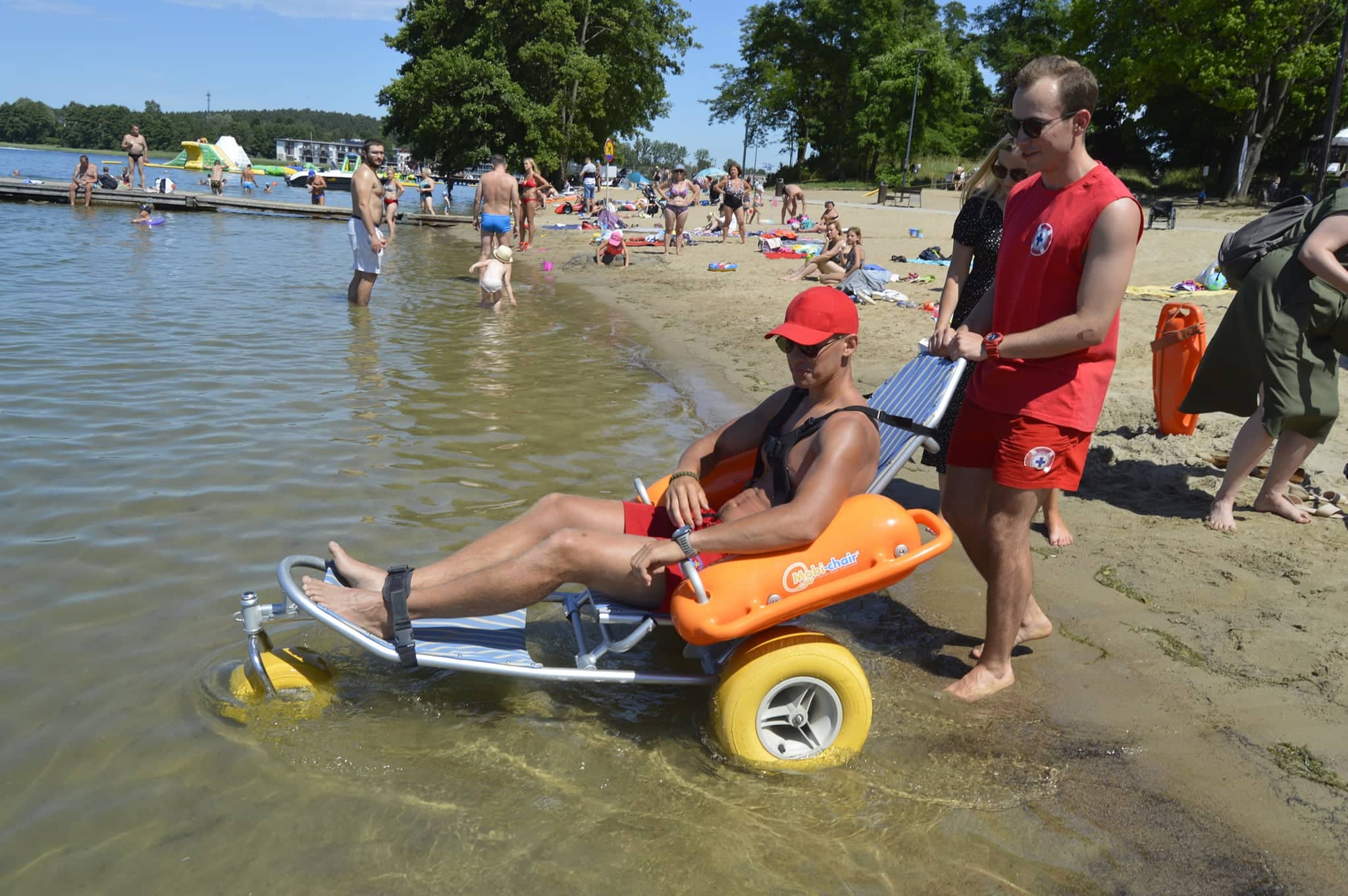 Niepełnosprawni mogą już kąpać się w jeziorze Ukiel. W Olsztynie pojawiły się specjalne wózki ukiel Wiadomości, Olsztyn, zPAP