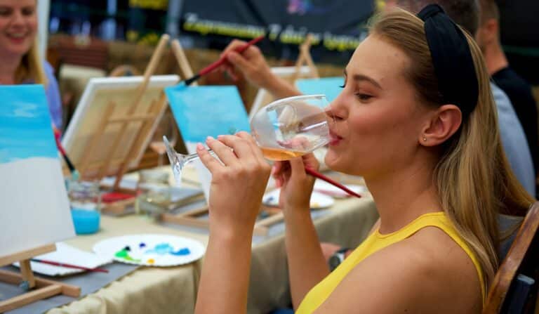 „Spotkania ze sztuką i winem”.  Cykl kameralnych imprez dla mieszkańców Olsztyna