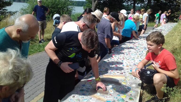 Na Mazurach powstał kolorowy chodnik z kamieni. Malowali je ludzie z 27 krajów świata