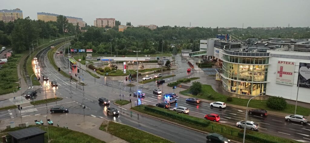 Olsztyn zalany. Nieprzejezdne ulice. Policja wstrzymuje ruch Wiadomości, Olsztyn