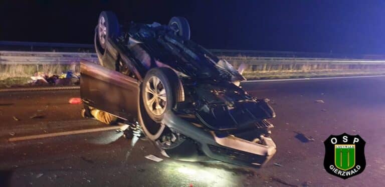 Zasnął za kierownicą przewożąc dzieci. Auto dachowało