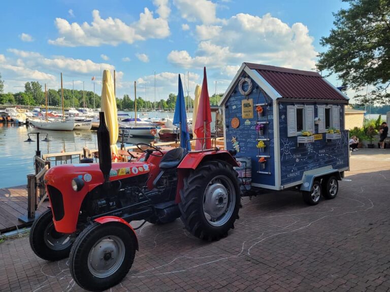 Znany polski podr&oacute;żnik przyjechał do Olsztyna&hellip; traktorem