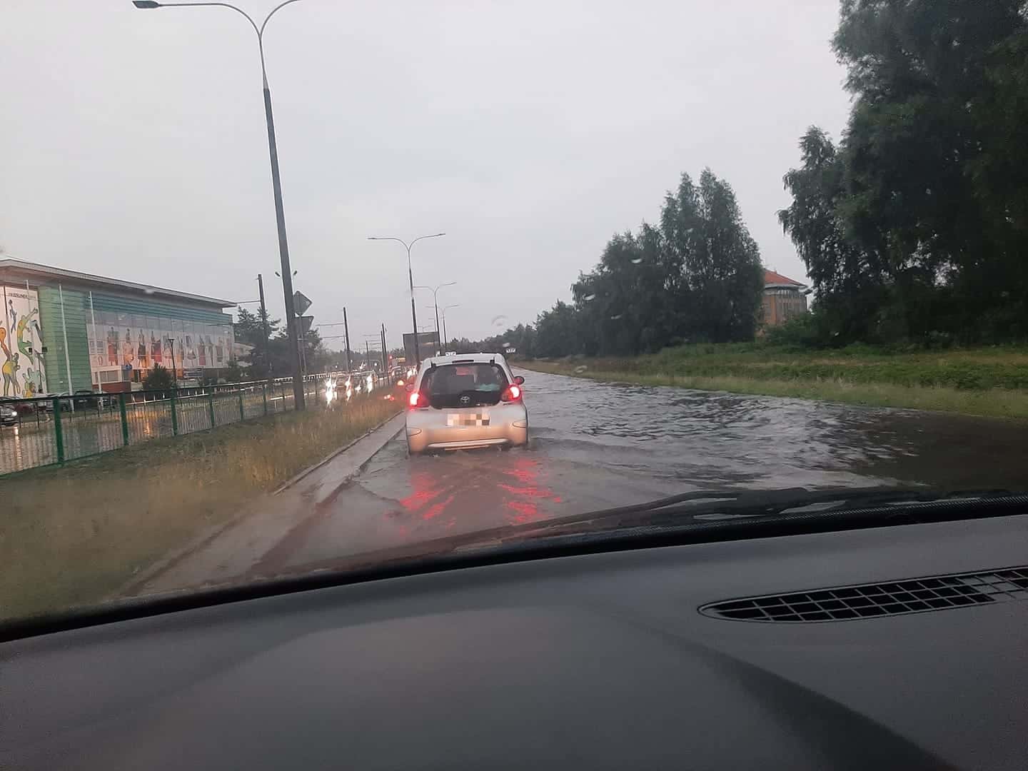 Olsztyn zalany. Nieprzejezdne ulice. Policja wstrzymuje ruch Wiadomości, Olsztyn