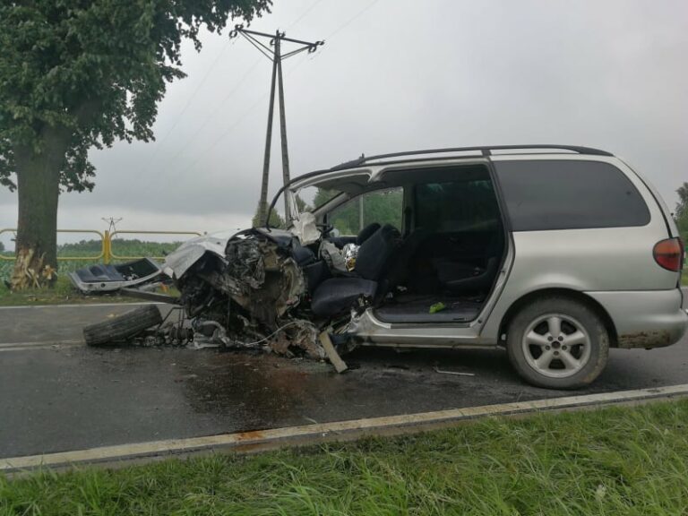 Zderzenie karetki z autem osobowym. Karetka wiozła kobietę w stanie krytycznym