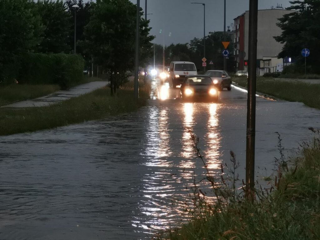 Olsztyn zalany. Nieprzejezdne ulice. Policja wstrzymuje ruch Wiadomości, Olsztyn