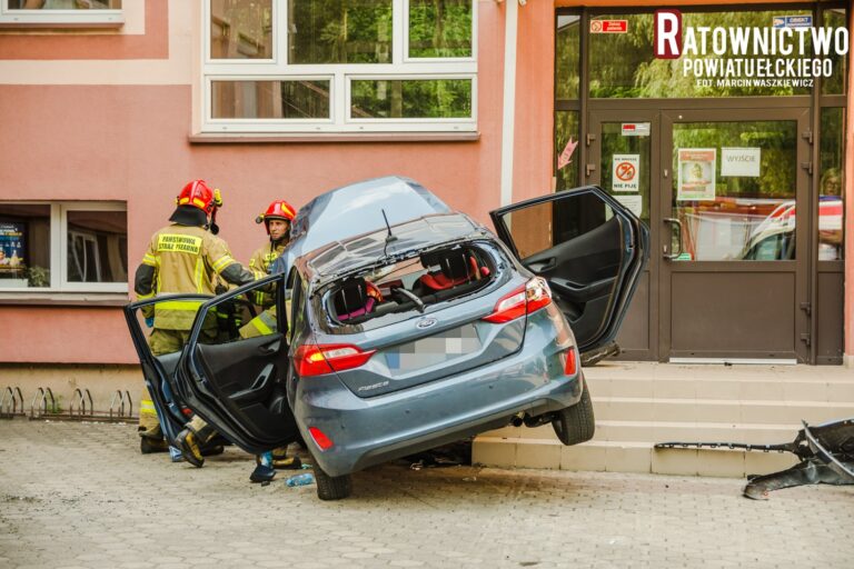 Z 4-letnim dzieckiem w aucie, wjechał w budynek szkoły