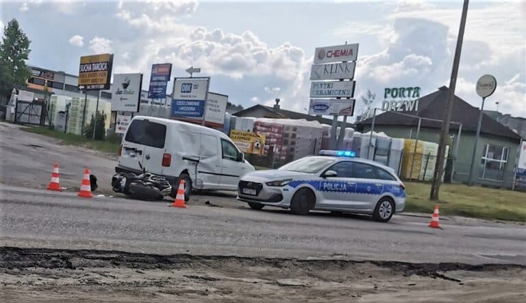Auto osobowe uderzyło w motocykl. Kierujący trafił do szpitala