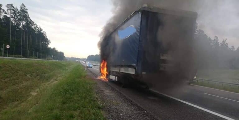 Pożar ciężarówki z drewnem. Droga S7 była nieprzejezdna