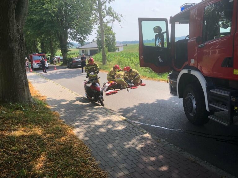 Groźny wypadek na wąskim odcinku drogi. Skuter uderzył w auto
