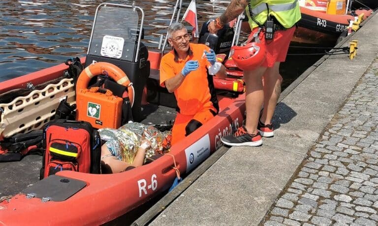 Skoczył „na główkę” z jachtu. Trafił na mieliznę. Jest sparaliżowany