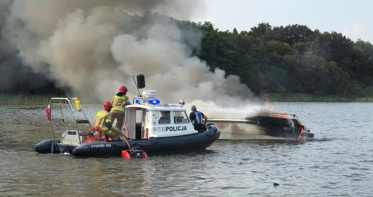 Trzy osoby poszkodowane w pożarze motorówki na Jezioraku