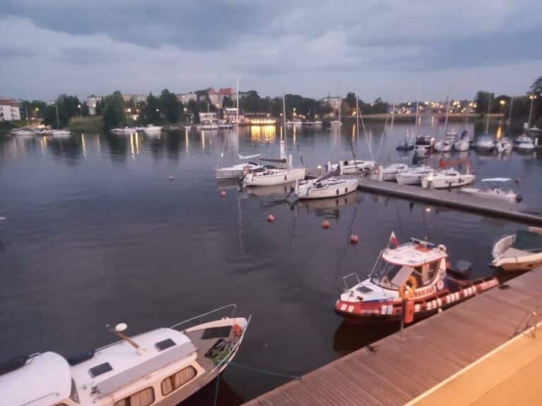 Akcja ratunkowa. Doszło do tonięcia dziecka. 7-letnia dziewczynka wypadła z jachtu