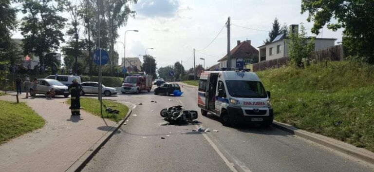 67-latek doprowadził do wypadku z motocyklistą. Interweniował śmigłowiec ratunkowy