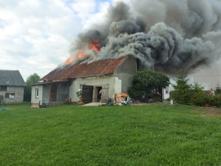 Pożar domu. Starsza kobieta z poważnymi oparzeniami trafiła do szpitala