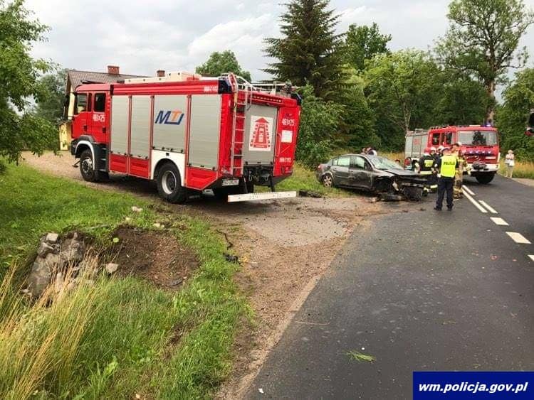 20-letni kierowca Subaru uderzył w drzewo. Został ukarany mandatem zdarzenie drogowe Wiadomości, Lidzbark Warmiński