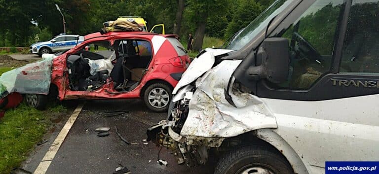 25-latek zderzył się z pojazdem z naczepą. Trafił do szpitala