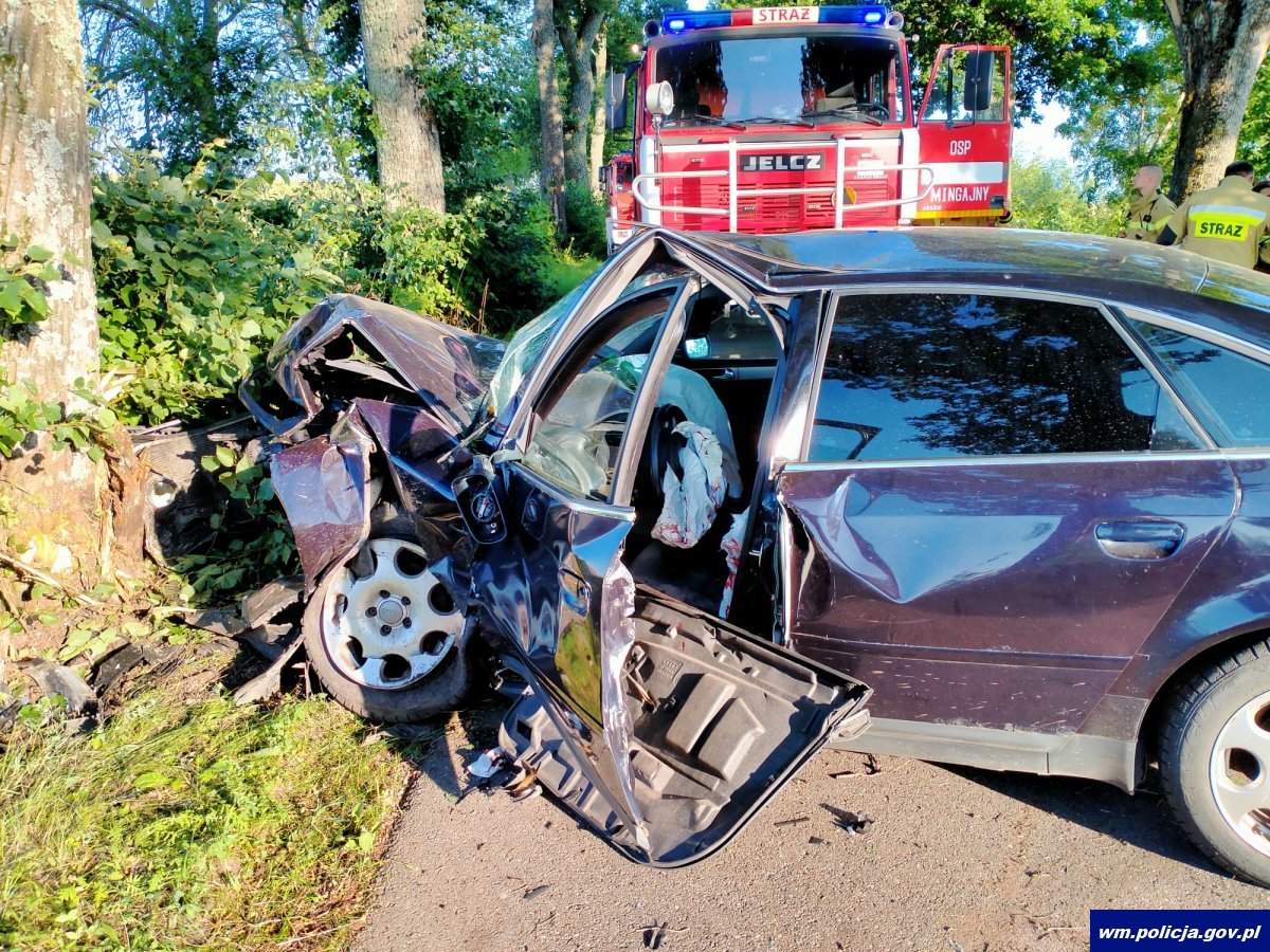 Audi A6 uderzyło w drzewo. Kierowca w szpitalu, a pasażerka bez obrażeń wypadek Wiadomości, Lidzbark Warmiński