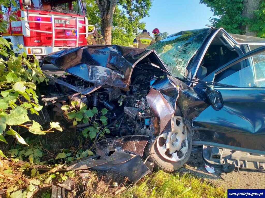 Audi A6 uderzyło w drzewo. Kierowca w szpitalu, a pasażerka bez obrażeń wypadek Wiadomości, Lidzbark Warmiński
