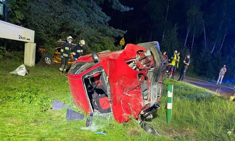 Wypadek z udziałem dwóch aut. Jedna osoba nie mogła opuścić pojazdu