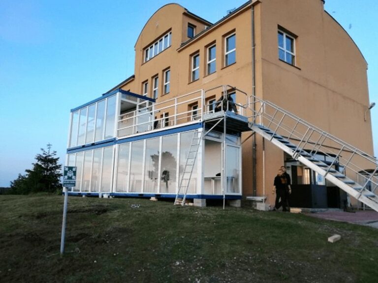 Kontenery sanitarne i biurowe – gdzie się sprawdzą i czy warto w nie inwestować?