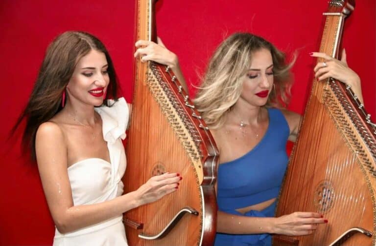 Wstyd dla Olsztyna. Złodziej okradł atrakcyjne artystki. Bliźniaczki przejechały całą Europę