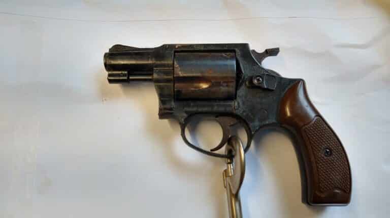 65-latek z Barczewa odpowie za nielegalne posiadanie broni i narkotyk&oacute;w