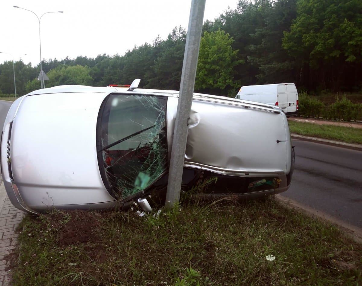 Auto uderzyło w latarnię na ul. Sielskiej Dywity Wiadomości, Olsztyn