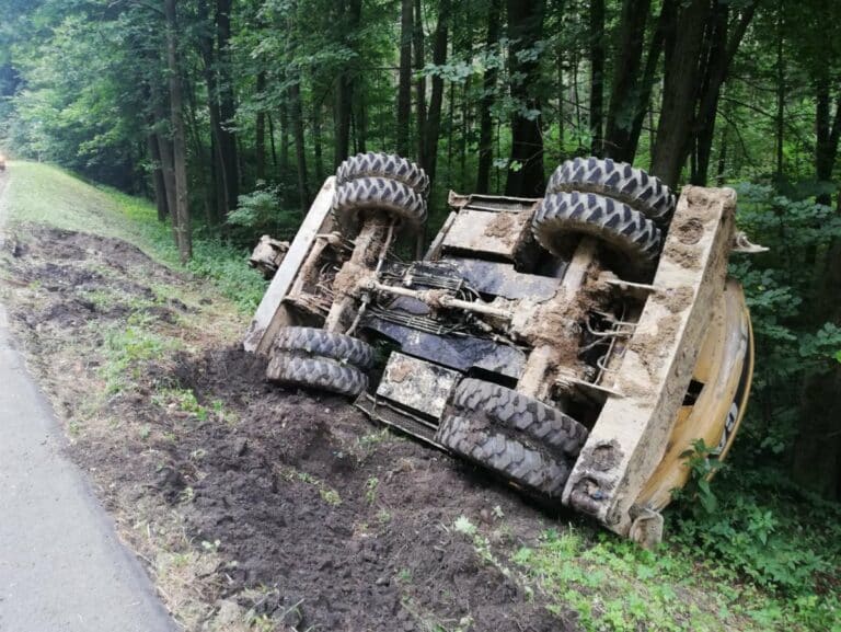 Koparka wpadła do rowu