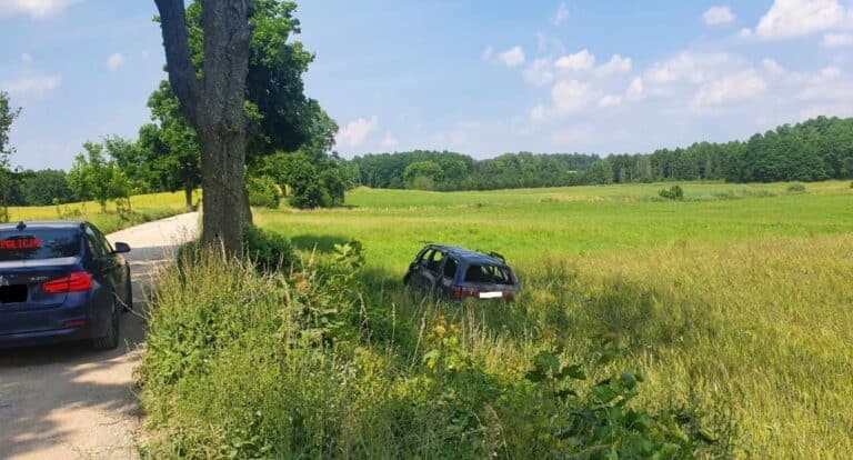 Wypadli z auta w trakcie dachowania