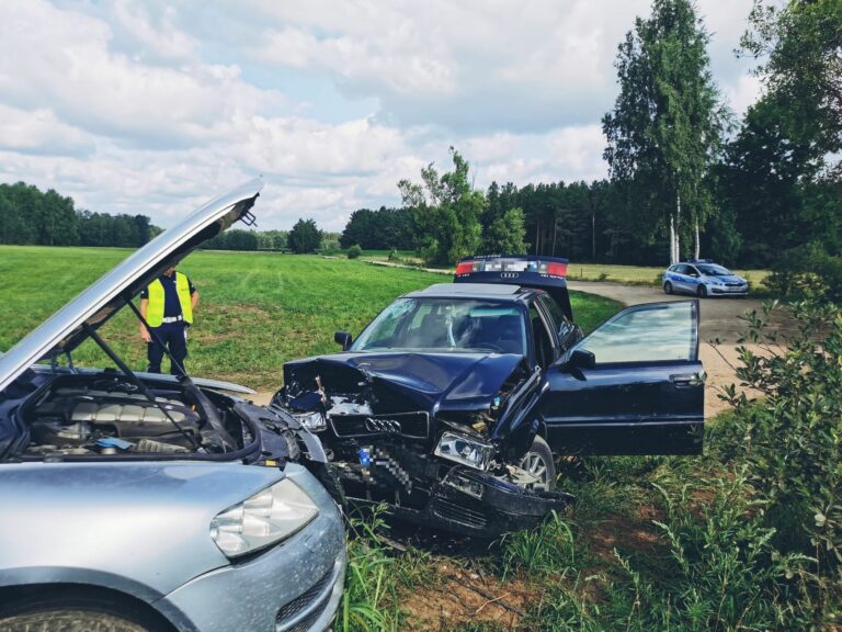 Kierowca Audi zderzył się z VW. Nie miał zapiętych pasów